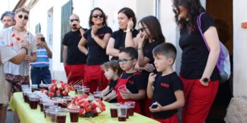Villoruela se transforma con la alegría y colorido que ponen las peñas en el desfile amenizado por la charanga El Tinglao