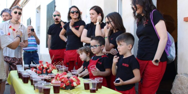Villoruela se transforma con la alegría y colorido que ponen las peñas en el desfile amenizado por la charanga El Tinglao