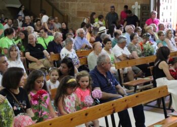 La ofrenda floral al Cristo de la Esperanza y a la Virgen del Carmen congrega a los vecinos de Villoruela en el arranque festivo