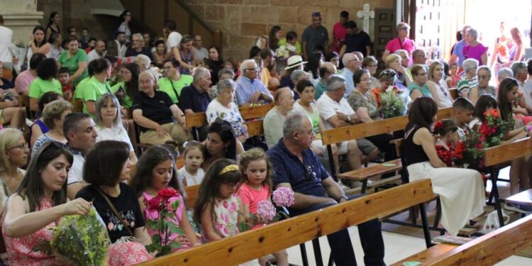 La ofrenda floral al Cristo de la Esperanza y a la Virgen del Carmen congrega a los vecinos de Villoruela en el arranque festivo