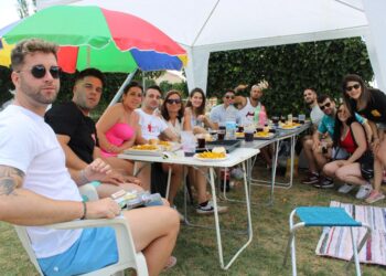 Multitudinaria paella popular en la zona de acampada de Villoruela que ha reunido a casi un millar de comensales