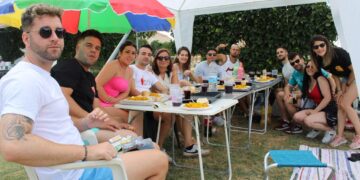 Multitudinaria paella popular en la zona de acampada de Villoruela que ha reunido a casi un millar de comensales