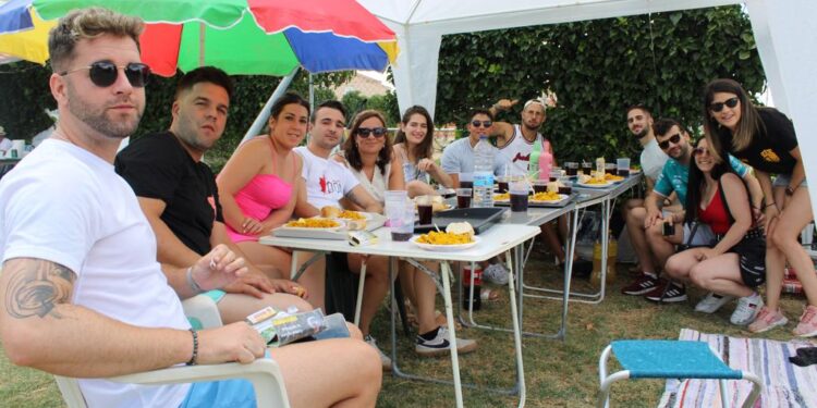 Multitudinaria paella popular en la zona de acampada de Villoruela que ha reunido a casi un millar de comensales