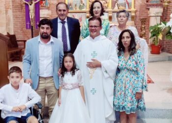 Irene celebra su Primera Comunión en la iglesia de Paradinas de San Juan y recibe una bonita sorpresa del equipo de fútbol sala