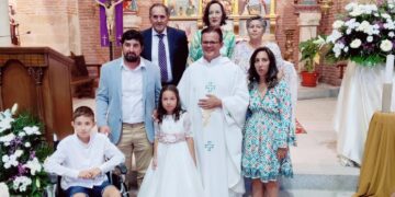 Irene celebra su Primera Comunión en la iglesia de Paradinas de San Juan y recibe una bonita sorpresa del equipo de fútbol sala