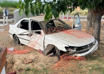 Espectacular accidente de un vehículo junto a la estación de Babilafuente tras impactar contra el muro y quedar junto a un árbol