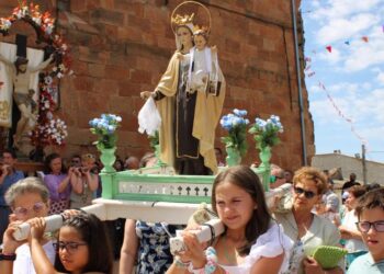 Día grande en Villoruela con misa, procesión con el Cristo y la Virgen del Carmen y remate de banzos de ambas imágenes
