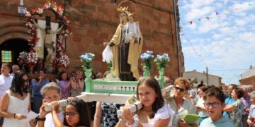 Día grande en Villoruela con misa, procesión con el Cristo y la Virgen del Carmen y remate de banzos de ambas imágenes