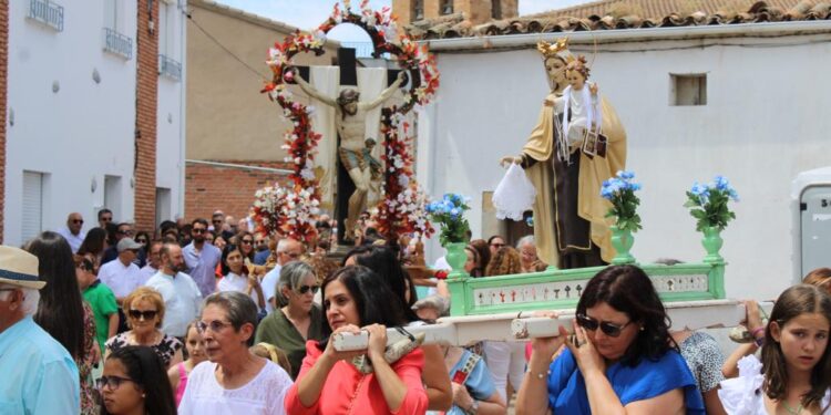 Día grande en Villoruela con misa, procesión con el Cristo y la Virgen del Carmen y remate de banzos de ambas imágenes