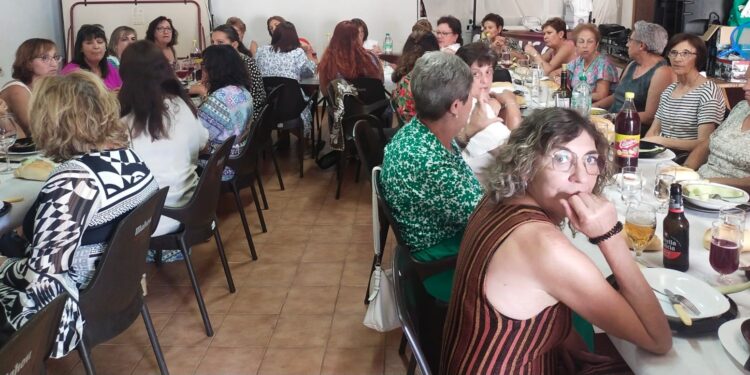 La asociación de mujeres de El Campo de Peñaranda celebra el día de la Virgen del Carmen con una comida de hermandad