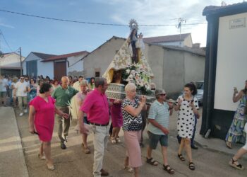 El Pedroso de la Armuña rinde honores a la Virgen del Carmen con misa, procesión y el cántico de la Salve en la despedida