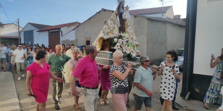 El Pedroso de la Armuña rinde honores a la Virgen del Carmen con misa, procesión y el cántico de la Salve en la despedida