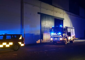 Un incendio en una fábrica de Aldeaseca de la Frontera obliga a intervenir de madrugada a Bomberos de Peñaranda y Villares