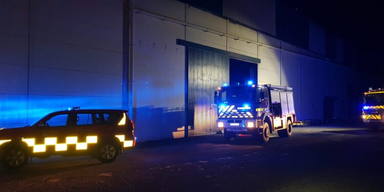 Un incendio en una fábrica de Aldeaseca de la Frontera obliga a intervenir de madrugada a Bomberos de Peñaranda y Villares