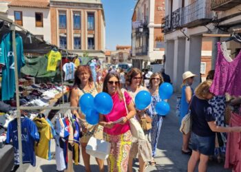 Los populares peñarandinos agotan los últimos días para el 23 J  y hacen campaña en el concurrido mercadillo de la localidad