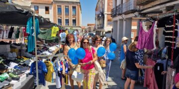 Los populares peñarandinos agotan los últimos días para el 23 J  y hacen campaña en el concurrido mercadillo de la localidad