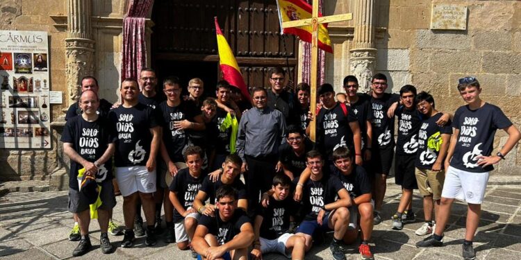 Un grupo del Seminario Menor de Toledo peregrina desde Ávila hasta Alba de Tormes por la ruta de Santa Teresa de Jesús