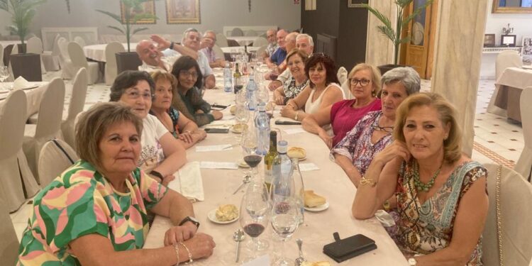 Aldeaseca de la Frontera reúne por tercer año consecutivo a los quintos y quintas de 1956 en una comida de confraternidad