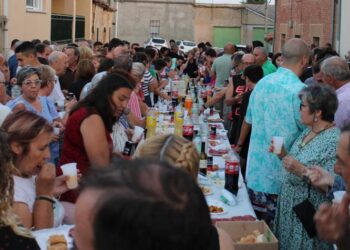 Cordovilla disfruta de su primera degustación popular con una animada merienda a las puertas del Ayuntamiento