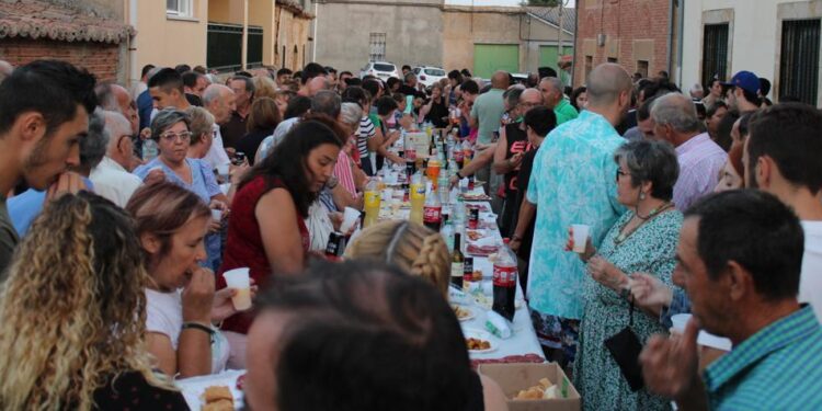 Cordovilla disfruta de su primera degustación popular con una animada merienda a las puertas del Ayuntamiento