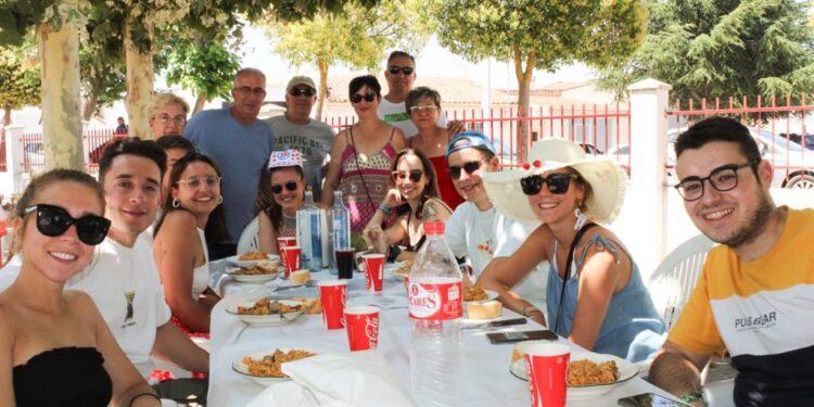 A la rica paella en las fiestas de Cordovilla con gran afluencia de vecinos y visitantes en el parque municipal Manuel Muiños