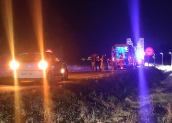 Un turismo impacta contra un tractor en la carretera de Aldeaseca de la Frontera a la altura de las piscinas de la localidad