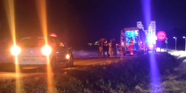 Un turismo impacta contra un tractor en la carretera de Aldeaseca de la Frontera a la altura de las piscinas de la localidad
