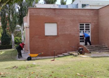 La Junta sigue «manos a la obra» en el centro de salud de Peñaranda y retoma la eliminación de las pintadas en el exterior