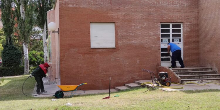 La Junta sigue «manos a la obra» en el centro de salud de Peñaranda y retoma la eliminación de las pintadas en el exterior