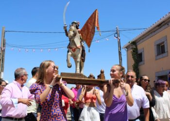 Cordovilla dedica a Santiago Apóstol bailes y vivas durante la procesión que ha recorrido las calles más céntricas del pueblo