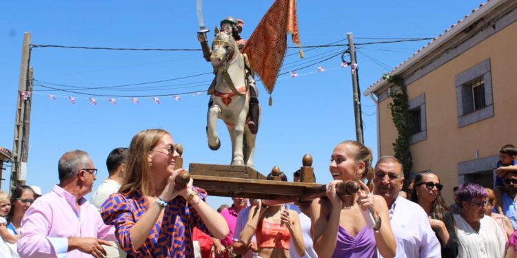 Cordovilla dedica a Santiago Apóstol bailes y vivas durante la procesión que ha recorrido las calles más céntricas del pueblo