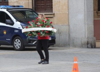El Ayuntamiento de Peñaranda envía un ramo de rosas a la capilla ardiente de la subdelegada del Gobierno, Encarnación Pérez