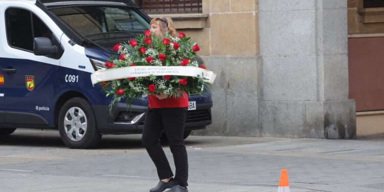 El Ayuntamiento de Peñaranda envía un ramo de rosas a la capilla ardiente de la subdelegada del Gobierno, Encarnación Pérez