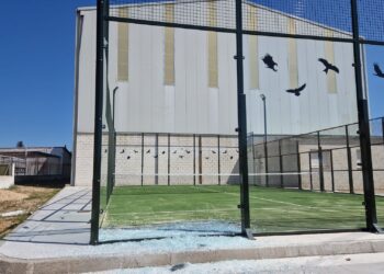 Villoruela sufre destrozos en la pista de pádel y una de las paredes acristaladas aparece rota y hecha completamente añicos