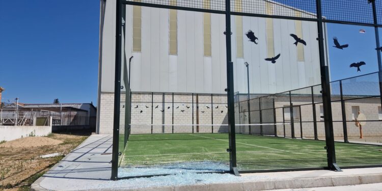 Villoruela sufre destrozos en la pista de pádel y una de las paredes acristaladas aparece rota y hecha completamente añicos