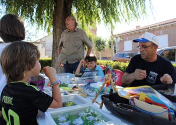 Villar de Gallimazo disfruta con los talleres de iniciación al ajedrez y de montaje de moscas para la práctica de la pesca deportiva