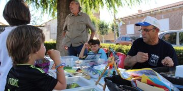 Villar de Gallimazo disfruta con los talleres de iniciación al ajedrez y de montaje de moscas para la práctica de la pesca deportiva