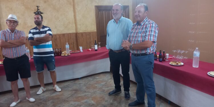 Macotera brinda un merecido reconocimiento por su labor a José Luis Caballero en su adiós como secretario del Ayuntamiento