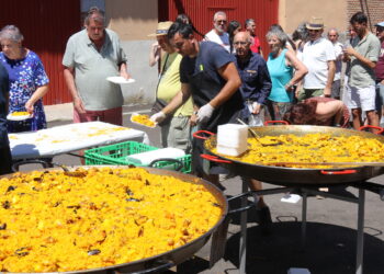 A la rica paella en Villar de Gallimazo antes de despedir las fiestas e iniciar la cuenta atrás para celebrar las del próximo año