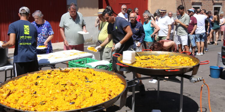 A la rica paella en Villar de Gallimazo antes de despedir las fiestas e iniciar la cuenta atrás para celebrar las del próximo año