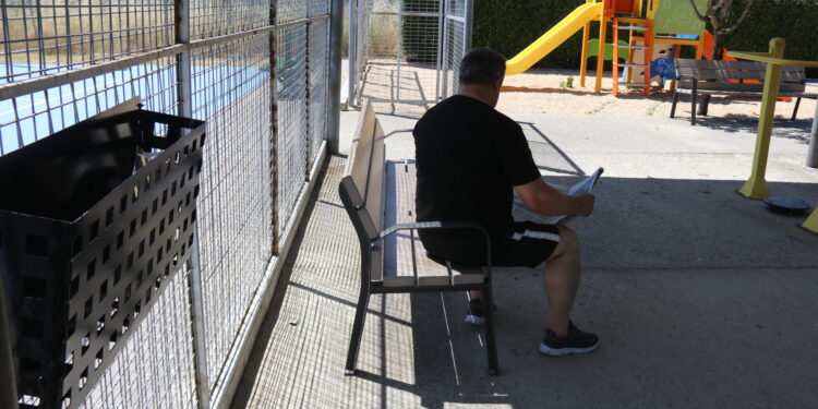 El Campo de Peñaranda estrena este verano un punto de lectura en el parque municipal con libros, revistas y prensa diaria