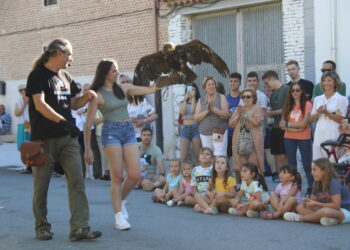 Santiago de la Puebla disfruta de una magnífica exhibición de aves rapaces que atrae la atención de niños, jóvenes y adultos