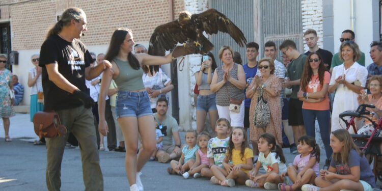 Santiago de la Puebla disfruta de una magnífica exhibición de aves rapaces que atrae la atención de niños, jóvenes y adultos
