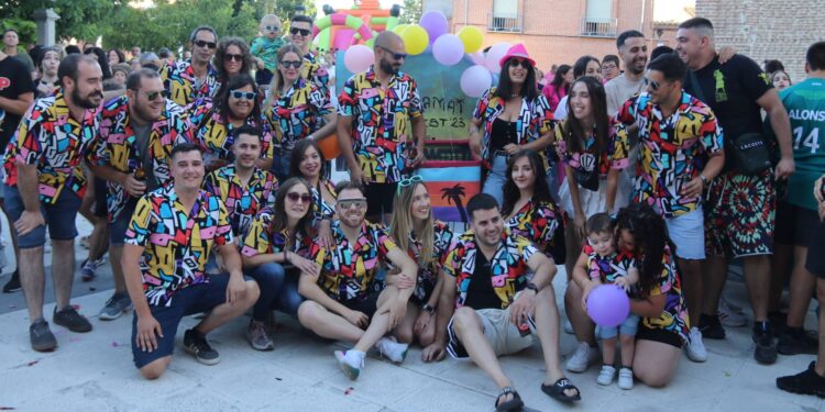 Rágama inicia sus fiestas de agosto con un original concurso de carros decorados por las peñas, chupinazo y el pregón