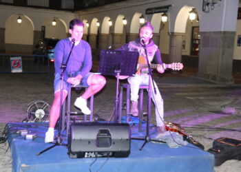 Peñaranda disfruta con la música del cantante y compositor Javi Wallas en un concierto con la plaza Nueva como escenario