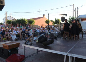 Mayalde cautiva al público en El Campo de Peñaranda con un concierto en el que congrega a medio millar de espectadores