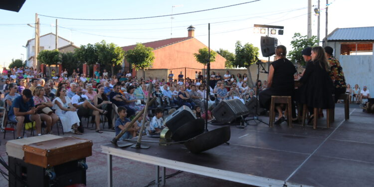Mayalde cautiva al público en El Campo de Peñaranda con un concierto en el que congrega a medio millar de espectadores