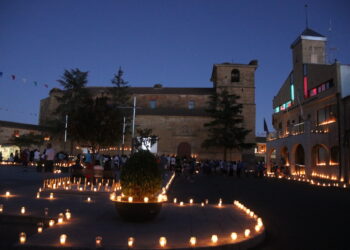 Babilafuente vive su mágica noche de las velas con gran éxito de público y la lectura de relatos sobre la escuela del ayer y del hoy