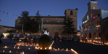 Babilafuente vive su mágica noche de las velas con gran éxito de público y la lectura de relatos sobre la escuela del ayer y del hoy