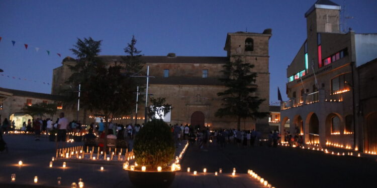 Babilafuente vive su mágica noche de las velas con gran éxito de público y la lectura de relatos sobre la escuela del ayer y del hoy